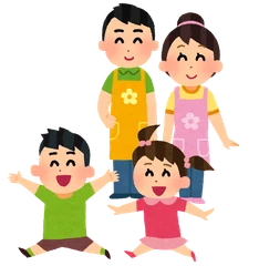 保育士と遊ぶ子どもたち